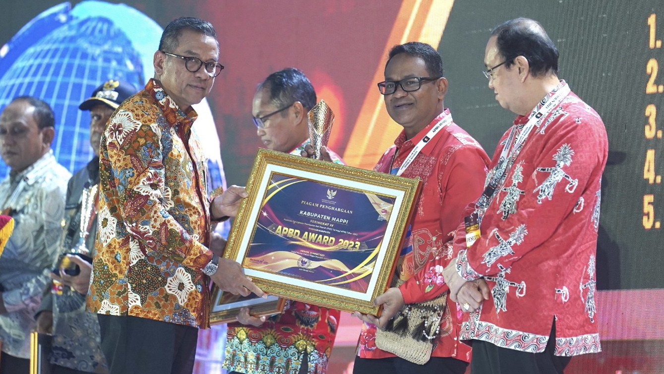 Pj Bupati Mappi, Michael Gomar saat menerima penghargaan APBD Award 2023. Foto: Humas Pemkab Mappi