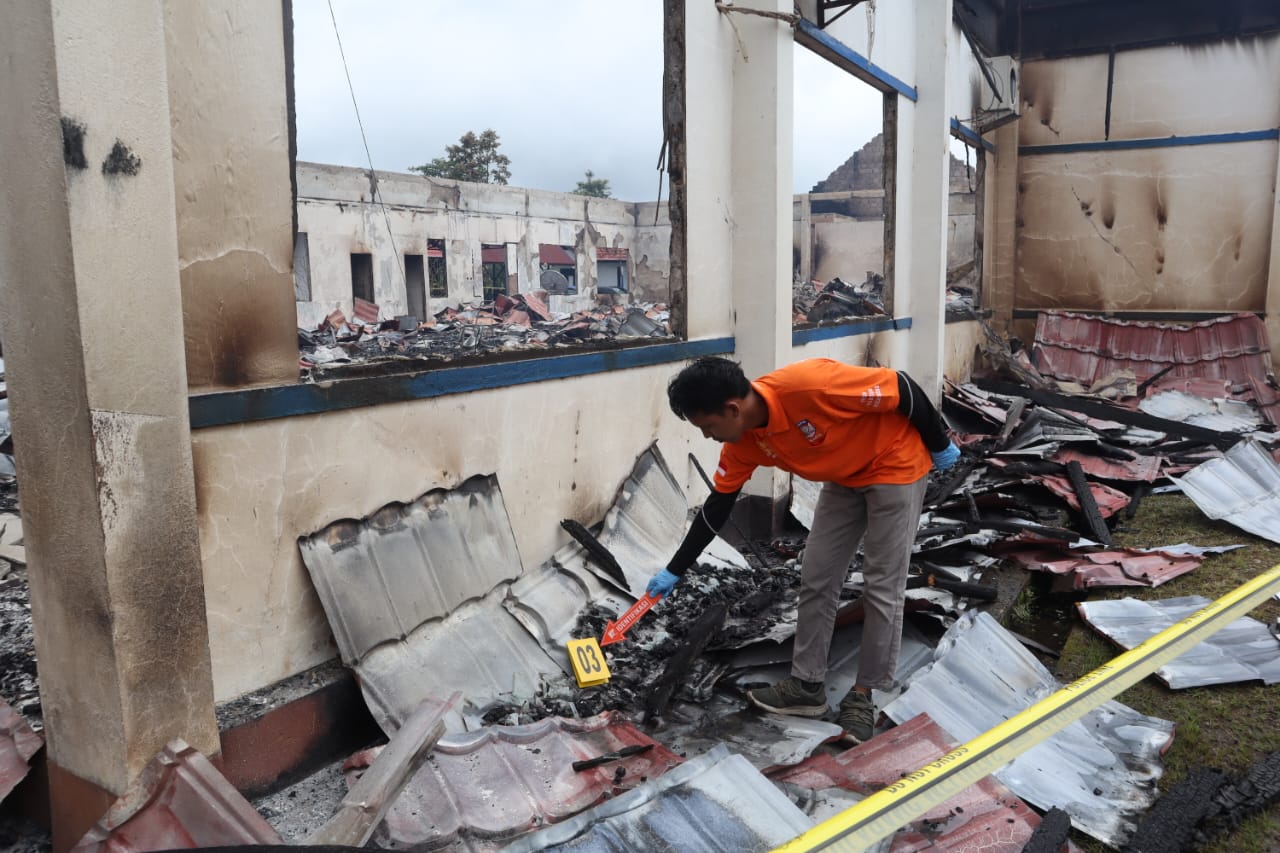 polisi-olah-tkp-kebakaran-kantor-dinas-di-yahukimo