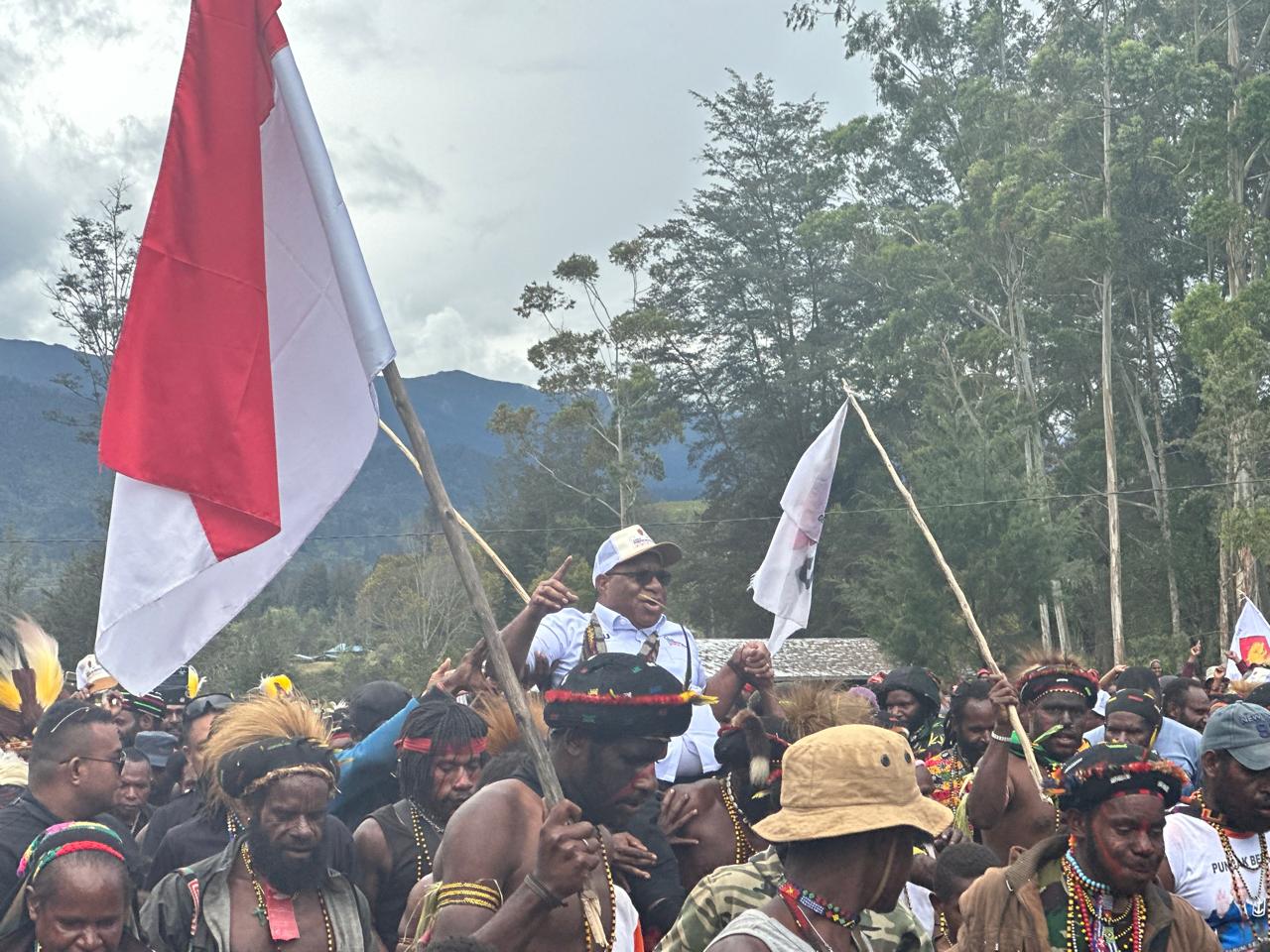 ribuan-masyarakat-puncak-sambut-hangat-kedatangan-john-wempi-wetipo-dan-tim-pemenangan-jww-aa