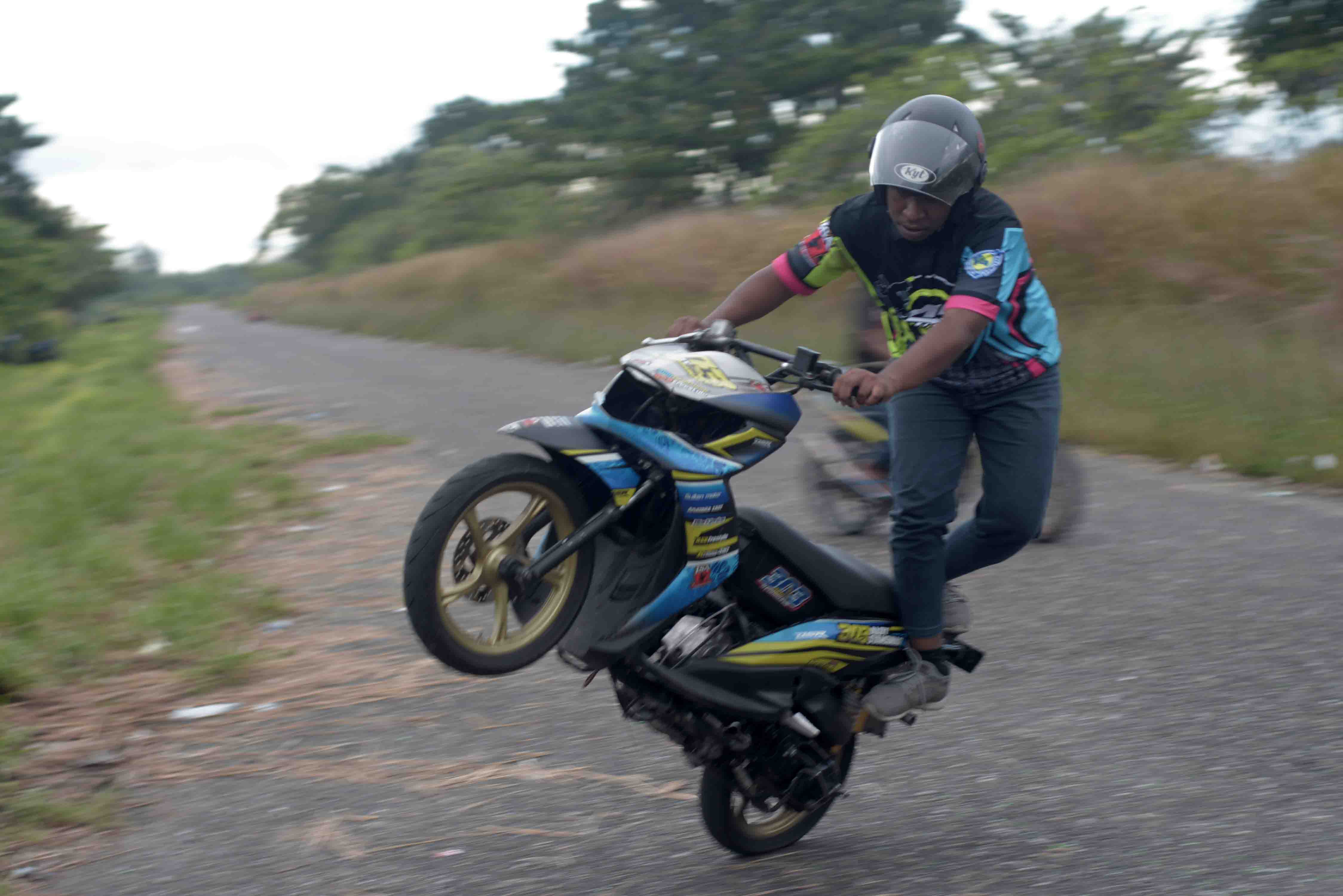 Anggota  Amungsa Street Boys (ASB) Timika menunjukkan keahliannya menunggangi kuda besi, Foto Marsel Balawanga
