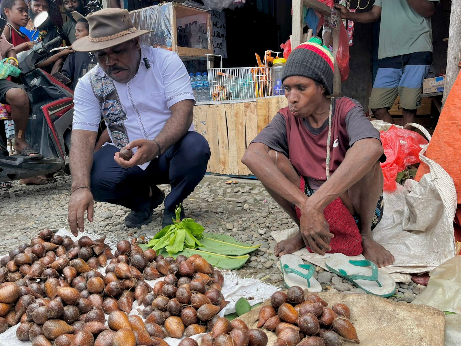 maximus-tipagau-serap-aspirasi-pedagang-di-pasar-sentral-timika