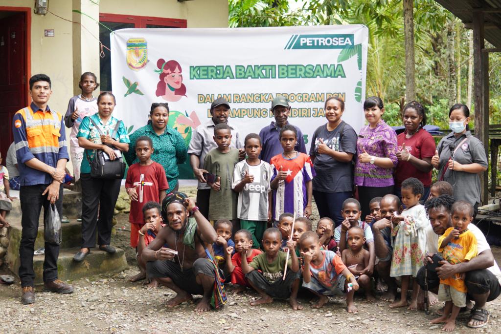 PT Petrosea bersama perwakilan Puskesmas Pasar Sentral foto bersama warga Kampung Mandiri Jaya usai kegiatan kerja bakti bersama, Sabtu (20/3/2023). Foto: Joe Situmorang/Papua60Detik