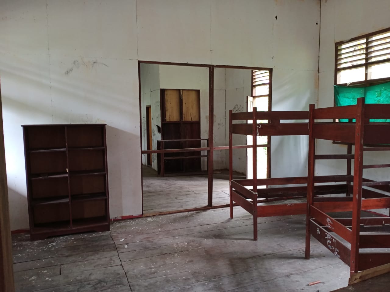 asrama-putera-smpn-atuka-rusak-dan-terbengkalai