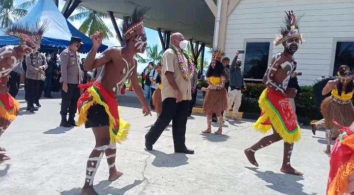 sederhananya-penyambutan-irjen-pol-mathius-d-fakhiri-di-timika