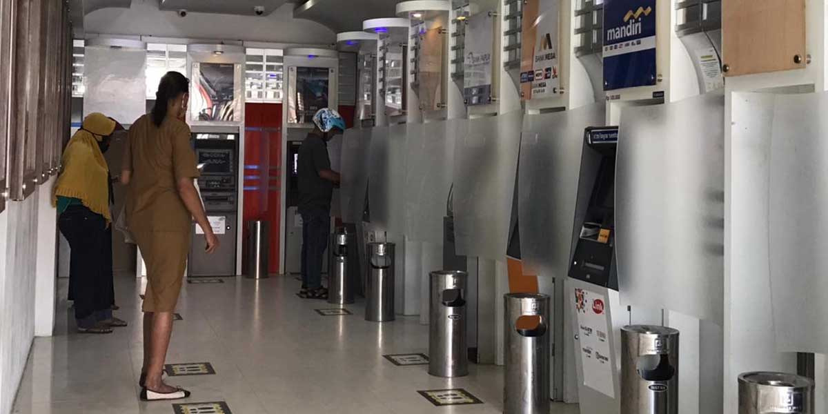 Capt: Transaksi di ATM Link di salah satu galeri ATM.  Foto: Anti Patabang/Papua60detik