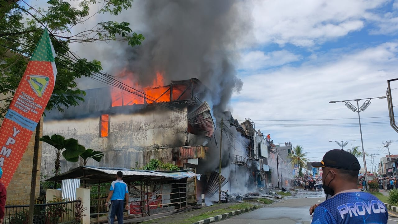 kebakaran-hanguskan-sejumlah-toko-di-jalan-yos-sudarso-timika