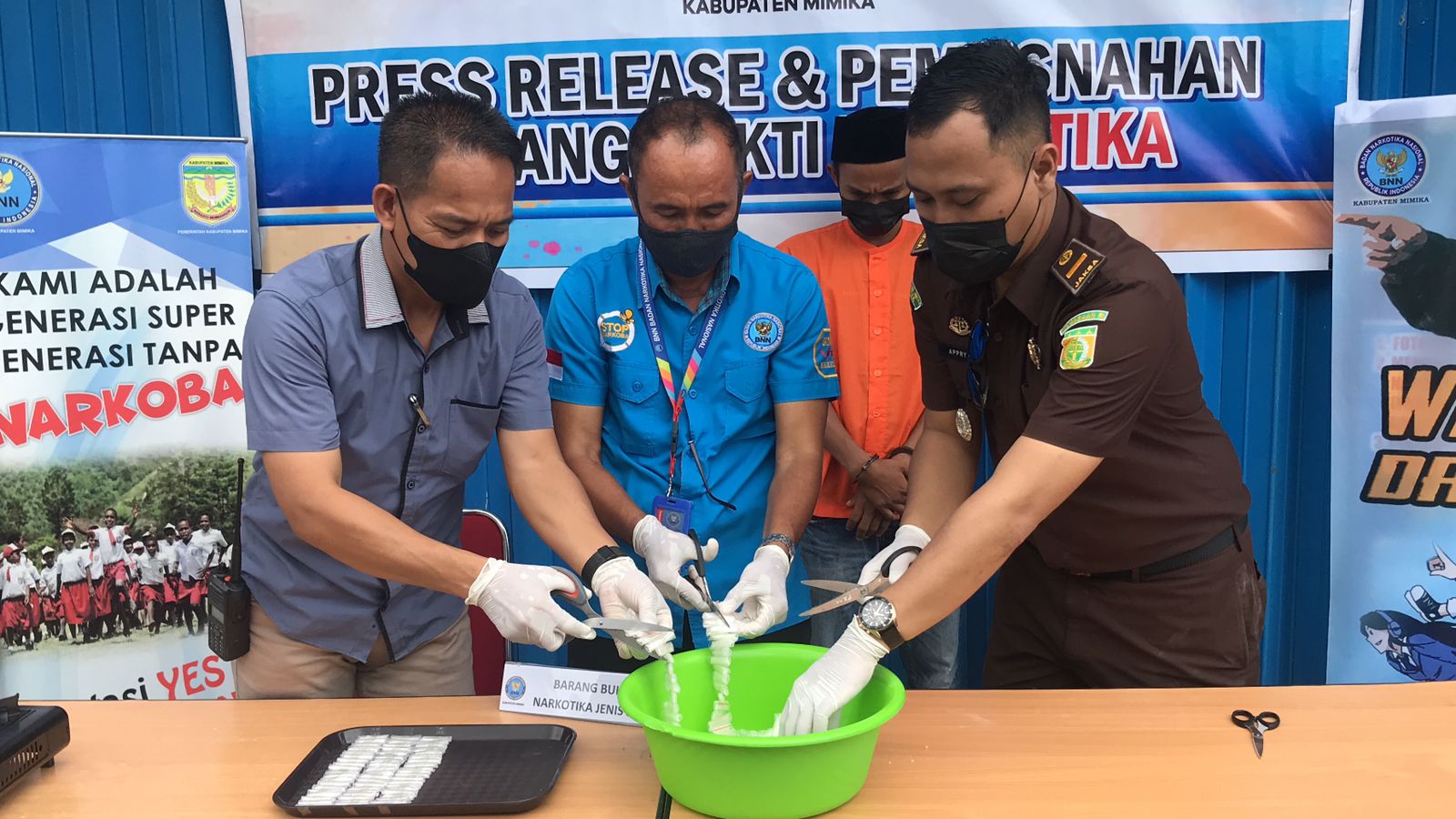 bnnk-mimika-musnahkan-ratusan-paket-sabu-hasil-sitaan-dari-kandang-ayam