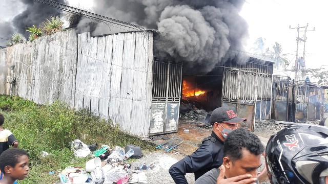 si-jago-merah-lahap-sejumlah-bangunan-di-sp4-timika