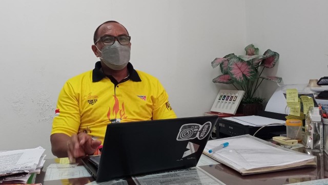 Sekretaris Dinas PUPR, Inosensius Yoga Pribadi, saat ditemui di ruang kerjanya, Jumat (22/10/2021). Foto: Fachruddin Aji/ Papua60detik