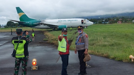 Proses evakuasi pesawat cargo Jayawijaya Dirgantara yang tergelincir di Bandara Internasional Sentani, Jumat (22/10/2021).
