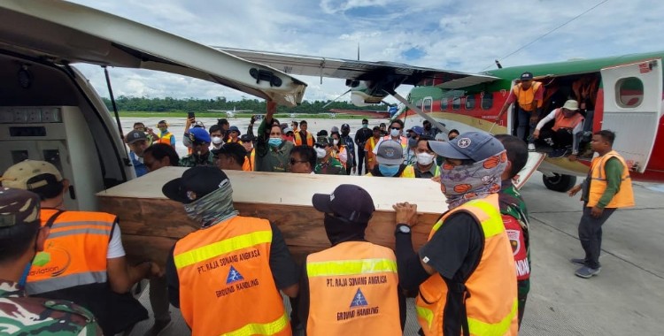 korban-kecelakaan-pesawat-di-ilaga-dievakuasi-ke-timika