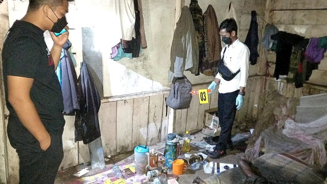 Kasat Reskrim Polres Mimika Iptu Bertu HE Anwar bersama unit Inafis olah TKP penemuan mayat di Jalan Poros Mapurujaya Km.8, Selasa (26/10/2021) dini hari sekitar pukul 01.00 WIT.  Foto: Satreskrim Polres Mimika