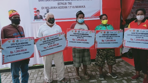 kodim-1710-mimika-salurkan-btpklw-untuk-350-pkl-dan-warung