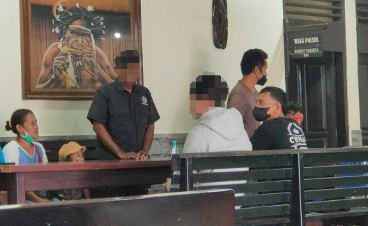 UL alias Udin menyampaikan permohonan maaf kepada korban yang telah diintipnya, Rabu (27/10/2021). Foto: Salmawati Bakri/ Papua60detik