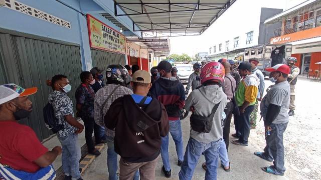 tuntut-kejelasan-pembayaran-honor-pon-xx-relawan-klaster-mimika-datangi-sekretariat-sdm