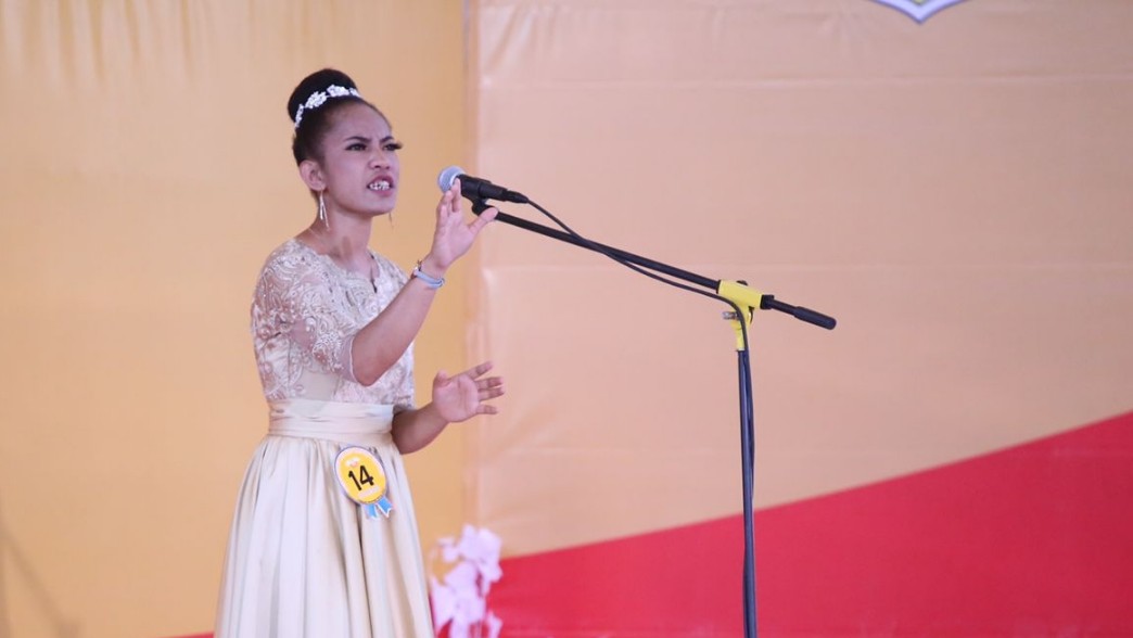 Patricia Solomina Akwan dari Kontingen Jayawijaya tampi pada kategori solo remaja putri Pesparawi XIII di Gedung GKI Diaspora, Rabu (3/11/2021). Foto: Yoseph Situmorang/ PPD Pesparawi XIII