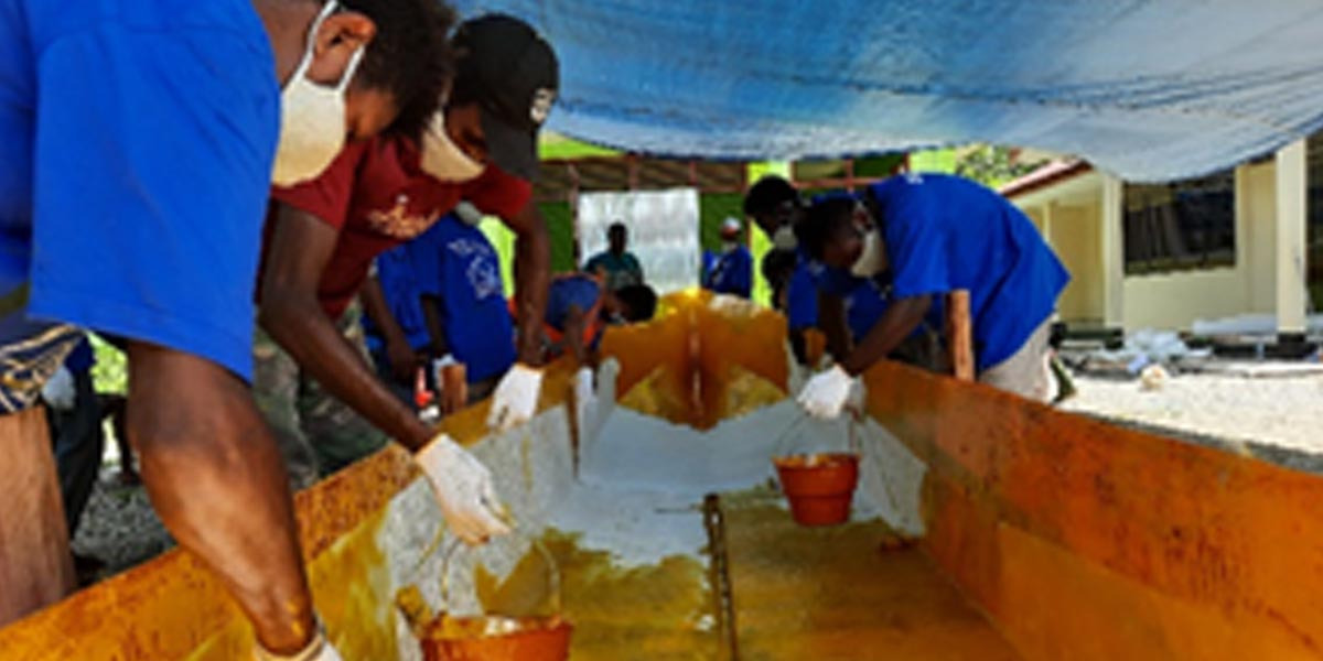pt-freeport-latih-bikin-perahu-fiber-masyarakat-kampung-binaannya