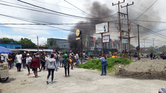 desak-honorarium-segera-dibayar-relawan-pon-di-mimika-bakar-ban
