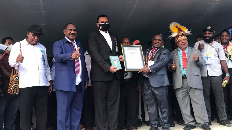 bakar-batu-konferensi-sinode-xi-kingmi-pecahkan-rekor-muri