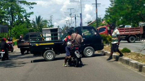 belum-dibayar-sopir-truk-dan-pickup-palang-jalan