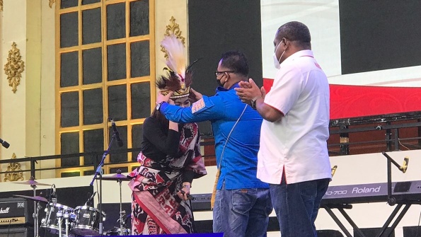 hari-pahlawan-merry-riana-motivasi-anak-muda-di-mimika