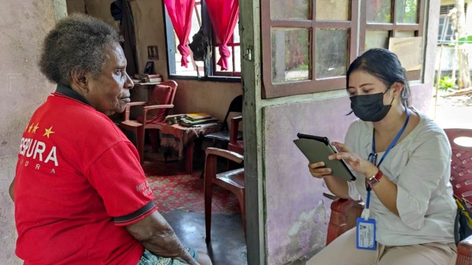 Petugas Riskesdas saat melakukan wawancara terhadap mama-mama Papua. Foto: Corpcomm PTFI