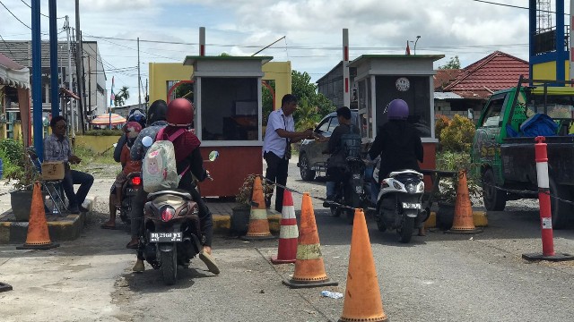 realisasi-retribusi-parkir-pasar-sentral-lampaui-target