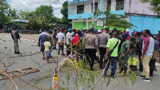jalan-depan-sekretariat-konferensi-sinode-kingmi-kembali-dipalang