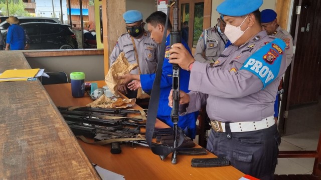 senpi-anggota-polres-mimika-diperiksa-propam