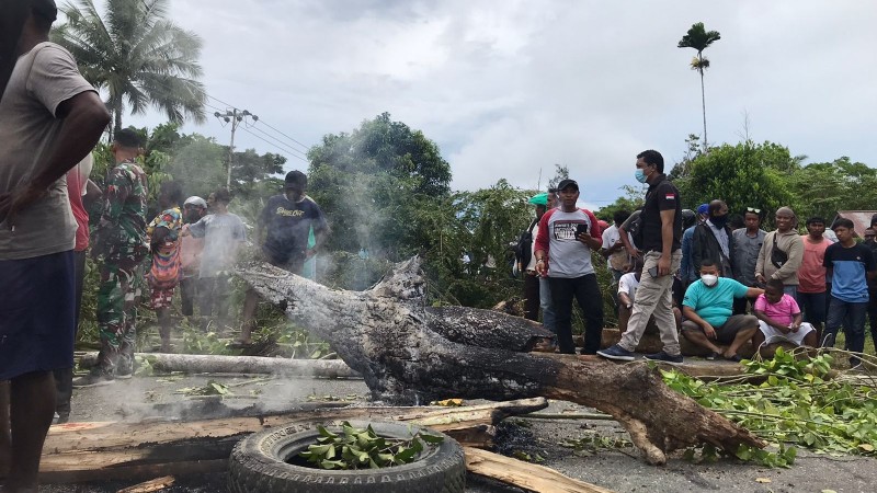 jalan-di-kilometer-11-dipalang-arus-lalu-lintas-timika-mapurjaya-sempat-macet