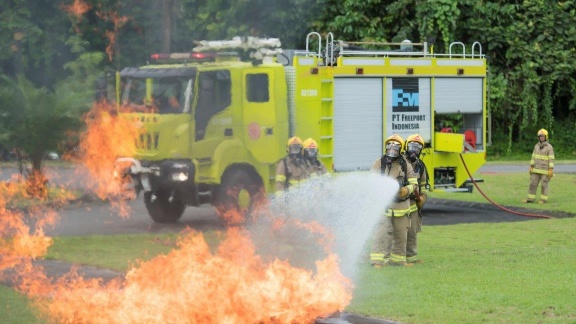 Tim Divisi Occupational Health & Safety (OH&S) – Emergency Preparedness & Rescue (EP&R) PT Freeport Indonesia (PTFI) saat melakukan pelatihan pemadam kebakaran. Foto: Istimewa