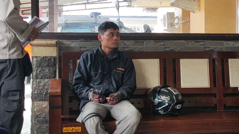 Korban saat mendatangi Polsek Miru Selasa (23/11/2021). Foto: Salmawati Bakri/ Papua60detik