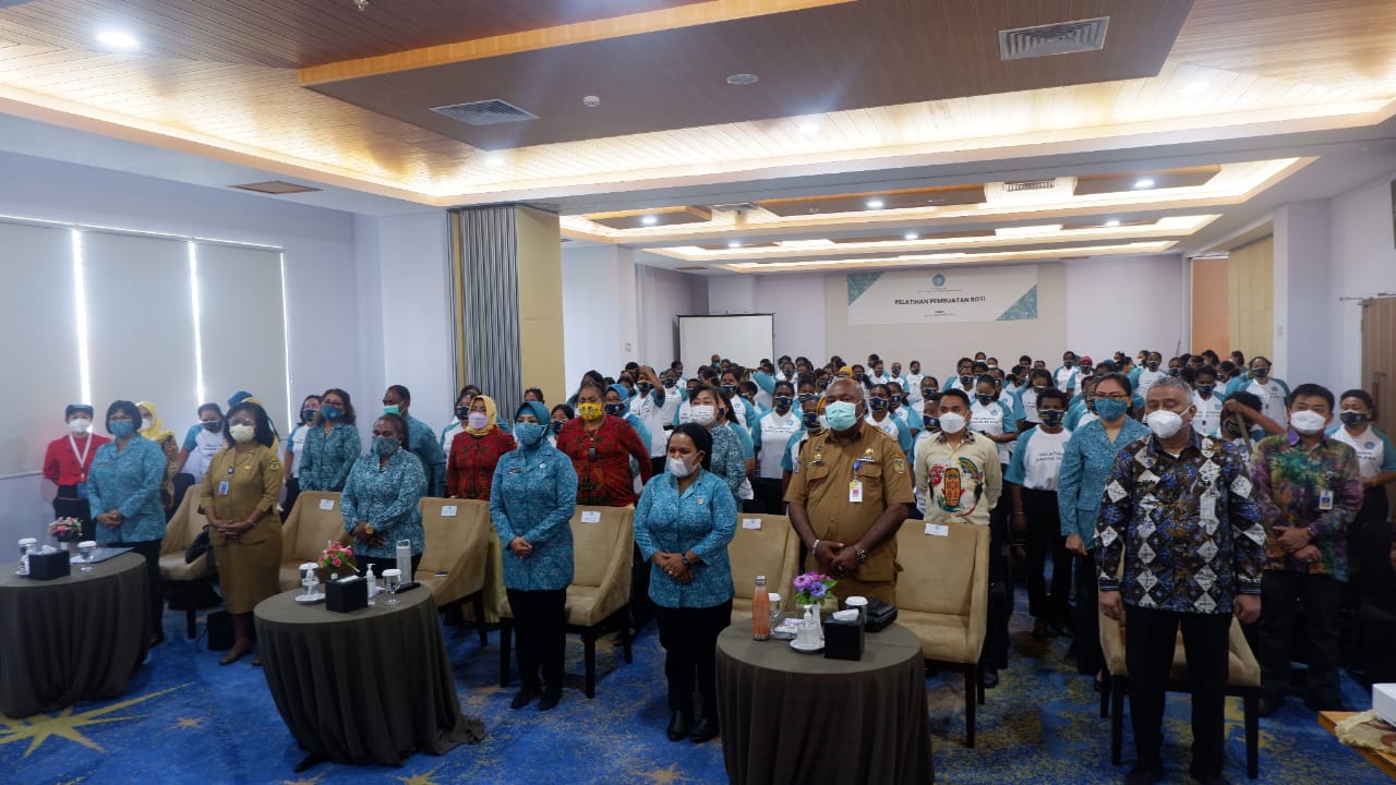 datang-jauh-jauh-tp-pkk-pusat-ke-timika-ajar-cara-bikin-roti