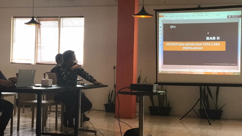 Kepala KPP Pratama, Ambar Arum memaparkan UU Nomor 7 Tahun 2021 tentang Harmonisasi Peraturan Perpajakan (HPP) kepada wartawan Mimika di Mels Cafe, Selasa (23/11/2021).    Foto: Anti Patabang/ Papua60detik