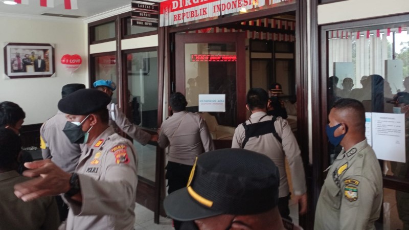 palang-kantor-bupati-mimika-dibuka-tanpa-keributan