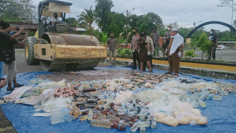 polres-mimika-musnahkan-ribuan-liter-minuman-beralkohol