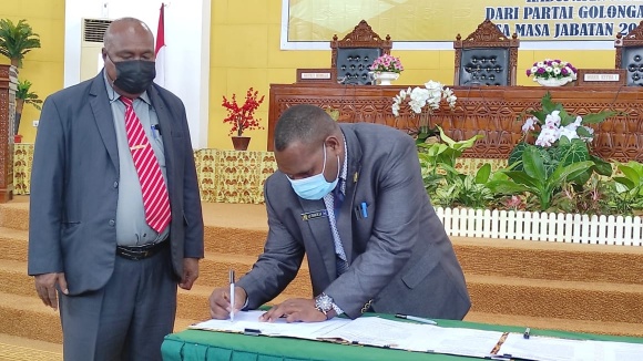 anton-bukaleng-calon-tunggal-ketua-dprd-mimika-gantikan-robby-omaleng