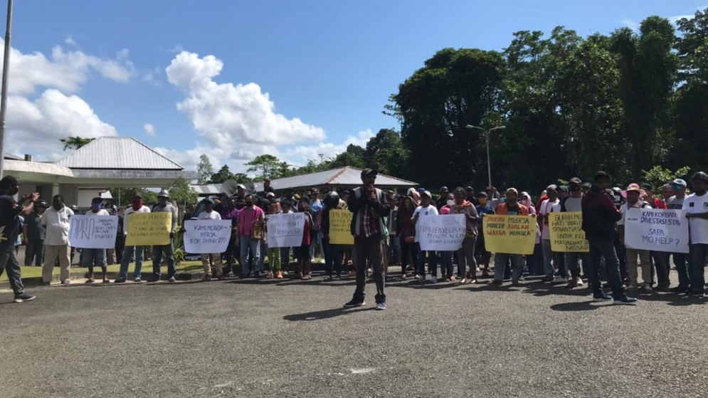 Ratusan karyawan Moker dan keluarga datang sampaikan aspirasi ke kantor DPRD Mimika, Kamis (16/12/2021). Foto: Salmawati Bakri/Papua60detik