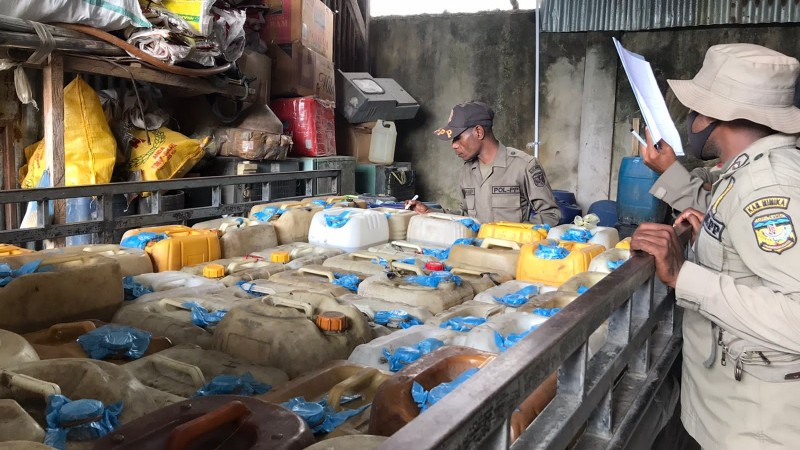 Minyak tanah yang disita tim gabungan penertiban BBM yang ditemukan di Jalan Merpati Hasanuddin,  Jumat (17/12/2021). Foto: Anti Patabang/Papua60detik