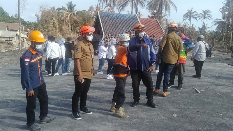 Pengurus KKJB dan Wabup Mimika Johannes Rettob meninjau langsung kondisi dampak bencana erupsi Gunung Lumajang. Foto: KKJB Mimika
