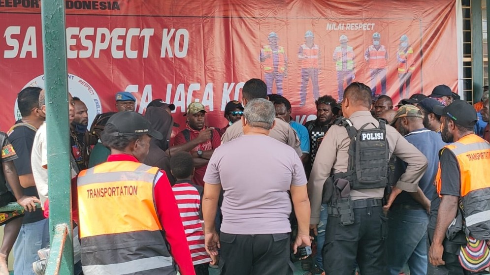 warga-tembagapura-ribut-bus-tak-kunjung-datang-di-terminal-gorong-gorong