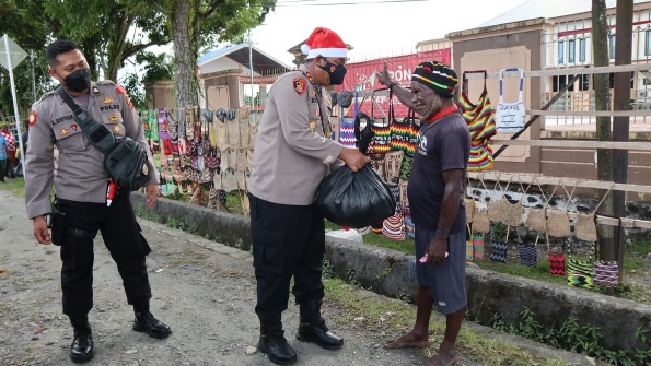 masih-jualan-jelang-natal-mama-papua-di-timika-dapat-sembako-dari-kapolres