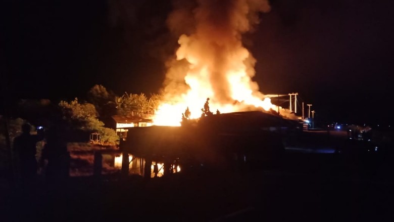 satu-penginapan-dan-tujuh-unit-kios-terbakar-di-dogiyai