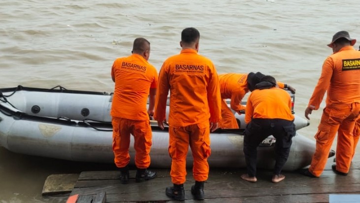 nyebrang-sungai-melky-hanyut