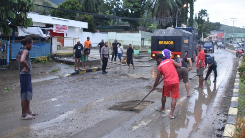 akibat-banjir-160-kk-mengungsi-di-kelurahan-gurabesi
