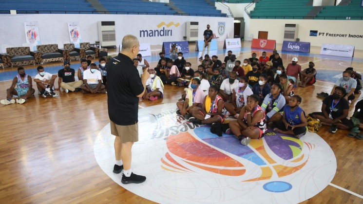 Ketua Umum Persatuan Basket Indonesia Danny Kosasih coaching clinic kepada anak-anak Timika, di Mimika Sport Complex, Senin (10/1/2022). Foto: Joe Situmorang/ Papua60detik