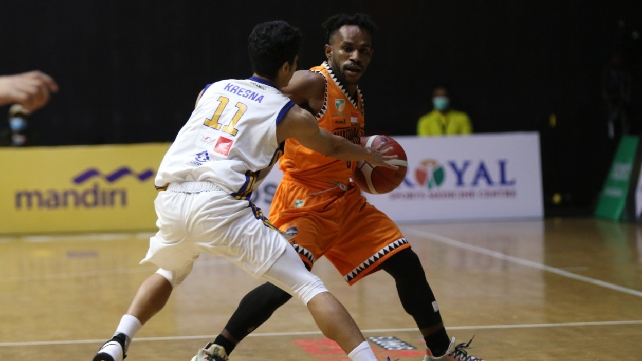 NSH Mountain Gold Timika saat berhadapan dengan Satria Muda di Hall Basket Senayan Jakarta, Minggu (16/1/2022). Foto: Joe Situmorang/ Papua60detik