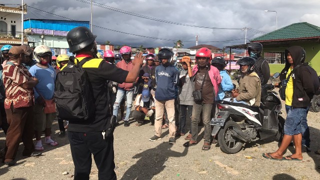 Pertemuan tukang ojek di lapangan eks Pasar Swadaya Timika, Senin (17/1/2022).  Foto: Anti Patabang/Papua60detik