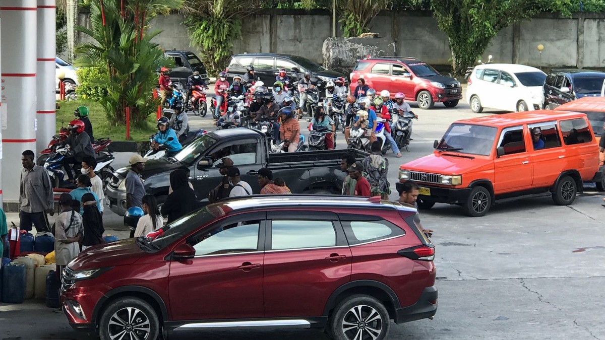 kurangnya-pasokan-bbm-sebabkan-antrean-panjang-di-spbu-timika