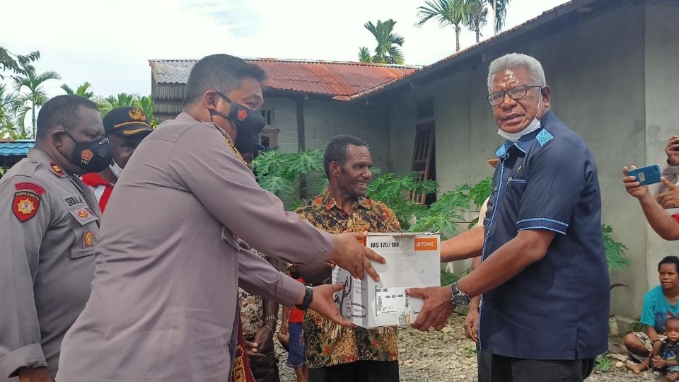 wabup-mimika-serahkan-bantuan-alat-potong-ke-petani-papua